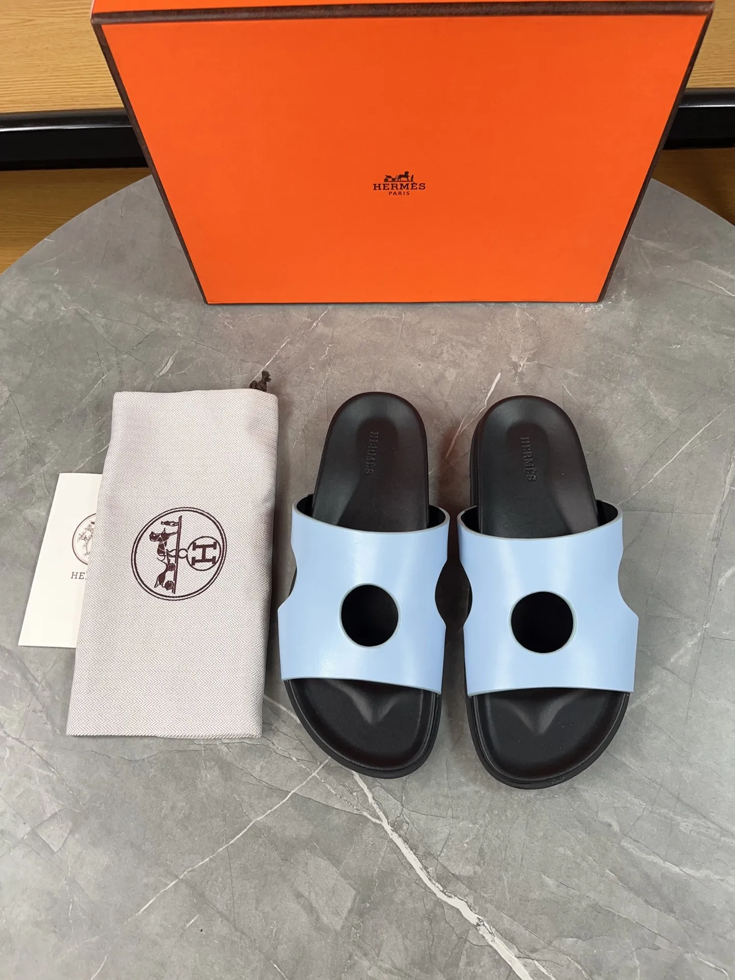 p400🐮🐮H family classic (couple style) Hermes Hermes spring and summer sandals series! Classic style, always popular slippers - sandals, great with any combination! ! ! Upper: imported PU inner lining: imported mixed sheepskin Outsole: Tpu non-slip and wear-resistant outsole Female size: 35-40 (customized at 41) Male size: 39-45 (customized at 39.45)